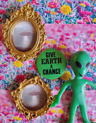 Alien abduction mini art magnet